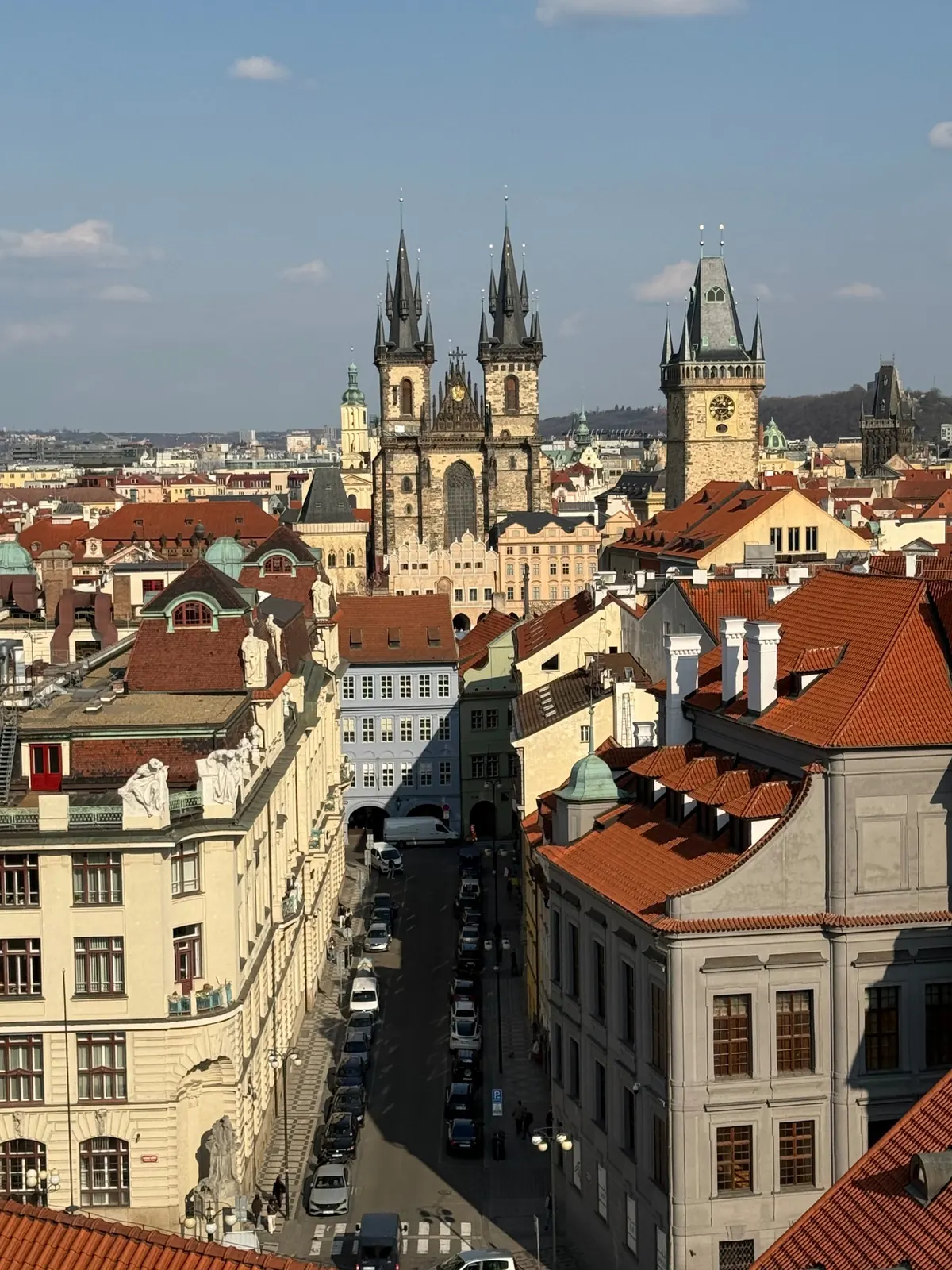 Uitzicht over Praag na aankomst per trein