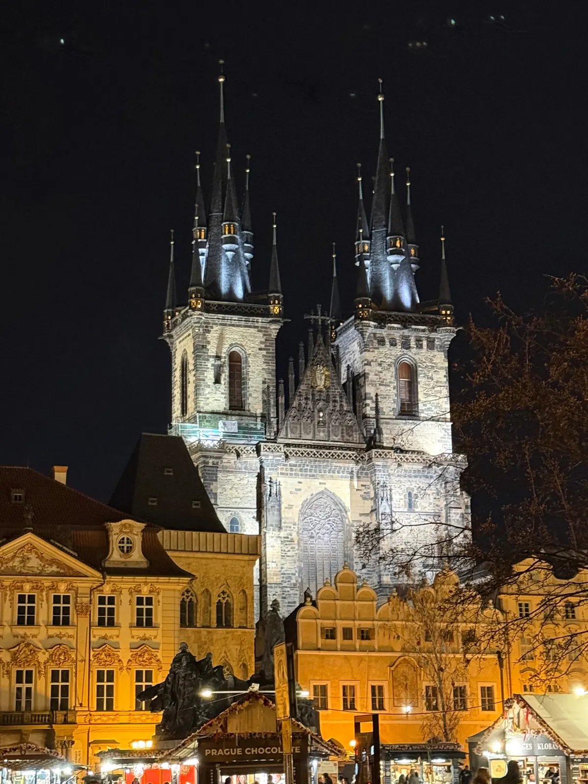 Verlichte Týnkerk in Praag tijdens een feestelijke avond